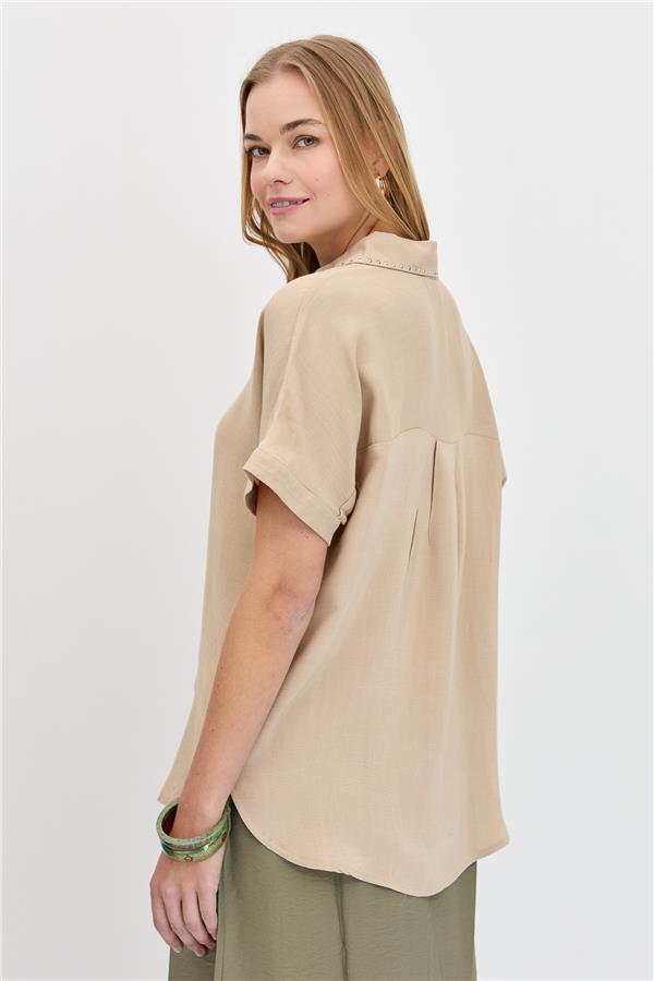 Женская кожаная рубашка с камнями на воротнике