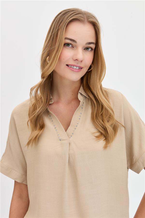 Женская кожаная рубашка с камнями на воротнике