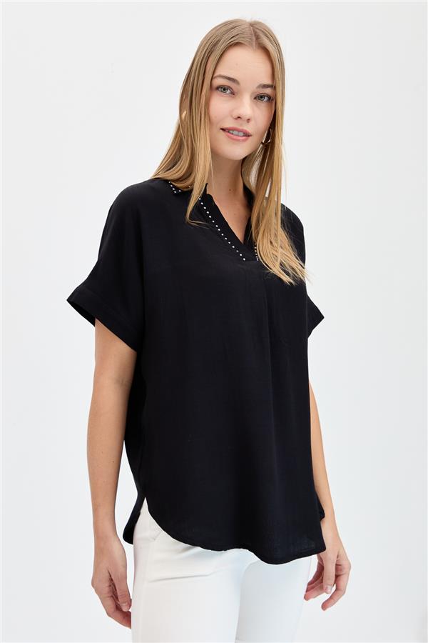 Женская кожаная рубашка с камнями на воротнике