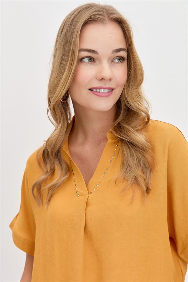 Женская кожаная рубашка с камнями на воротнике