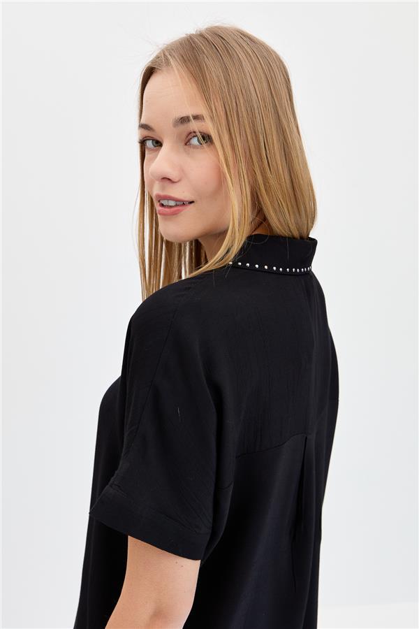 Женская кожаная рубашка с камнями на воротнике