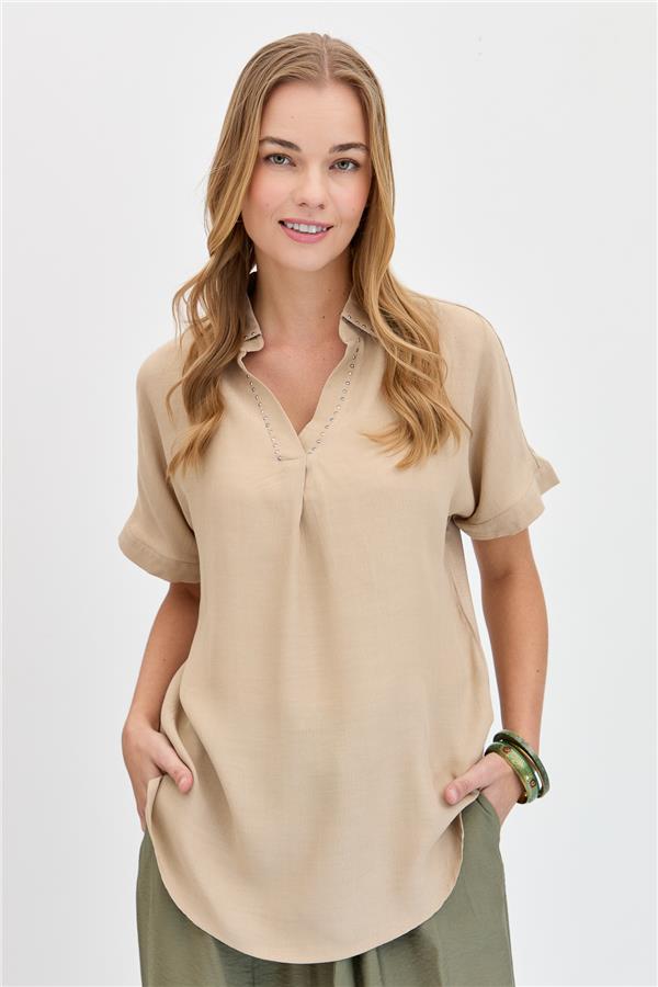 Женская кожаная рубашка с камнями на воротнике