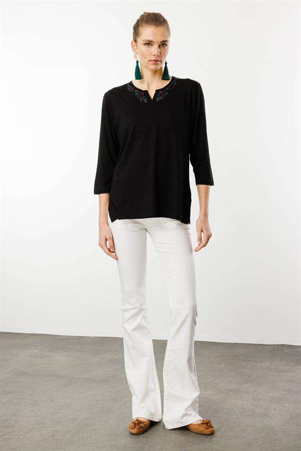 Kadın Yakası Dantel İşlemeli Penye Bluz Siyah