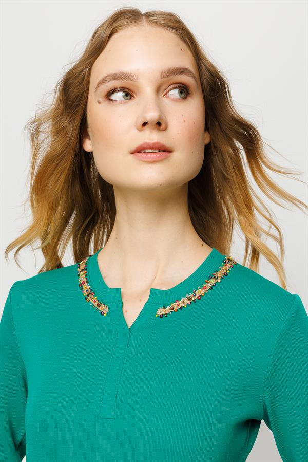 Женская хлопковая блуза с вышивкой на воротнике зеленая