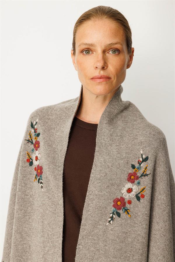 Kadın Yakası İşlemeli Koldan Geçmeli Büyük Yün Şal Vizon