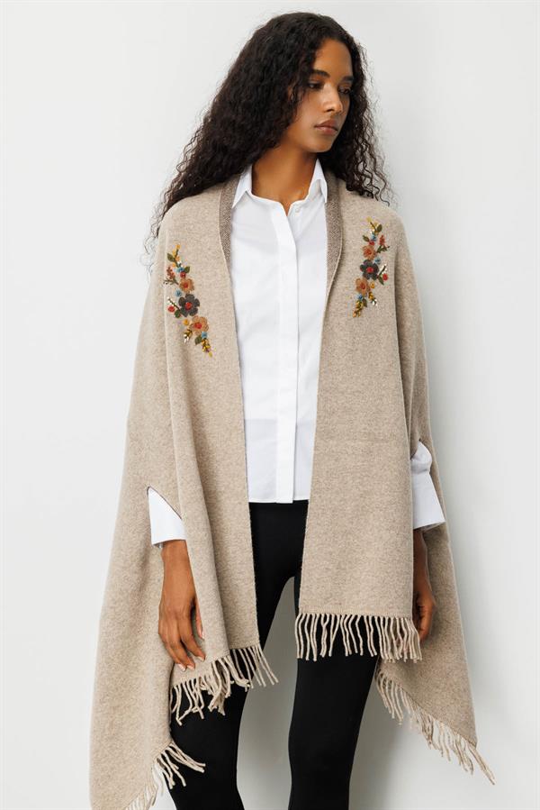 Kadın Yakası İşlemeli Koldan Geçmeli Büyük Yün Şal K.Bej