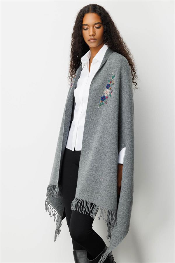 Kadın Yakası İşlemeli Koldan Geçmeli Büyük Yün Şal Füme