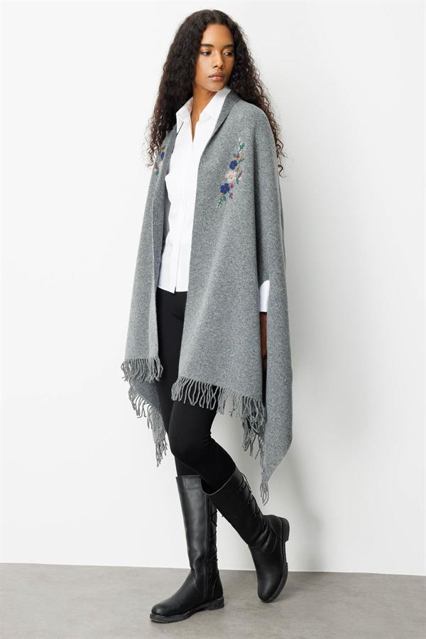 Kadın Yakası İşlemeli Koldan Geçmeli Büyük Yün Şal Füme