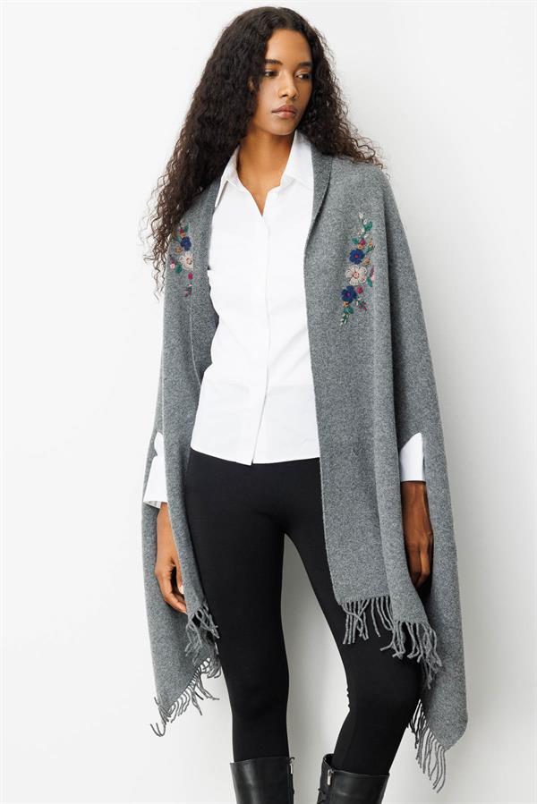 Kadın Yakası İşlemeli Koldan Geçmeli Büyük Yün Şal Füme