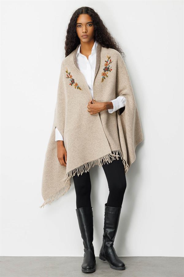 Kadın Yakası İşlemeli Koldan Geçmeli Büyük Yün Şal K.Bej