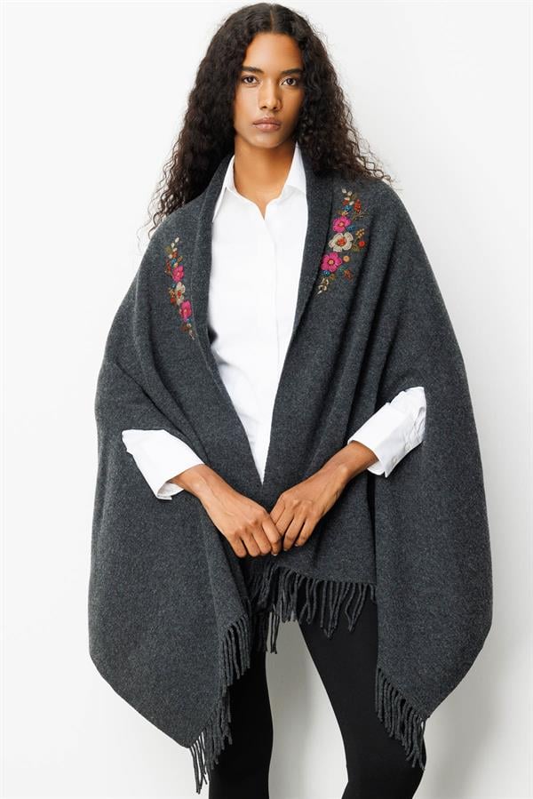 Kadın Yakası İşlemeli Koldan Geçmeli Büyük Yün Şal K.Füme