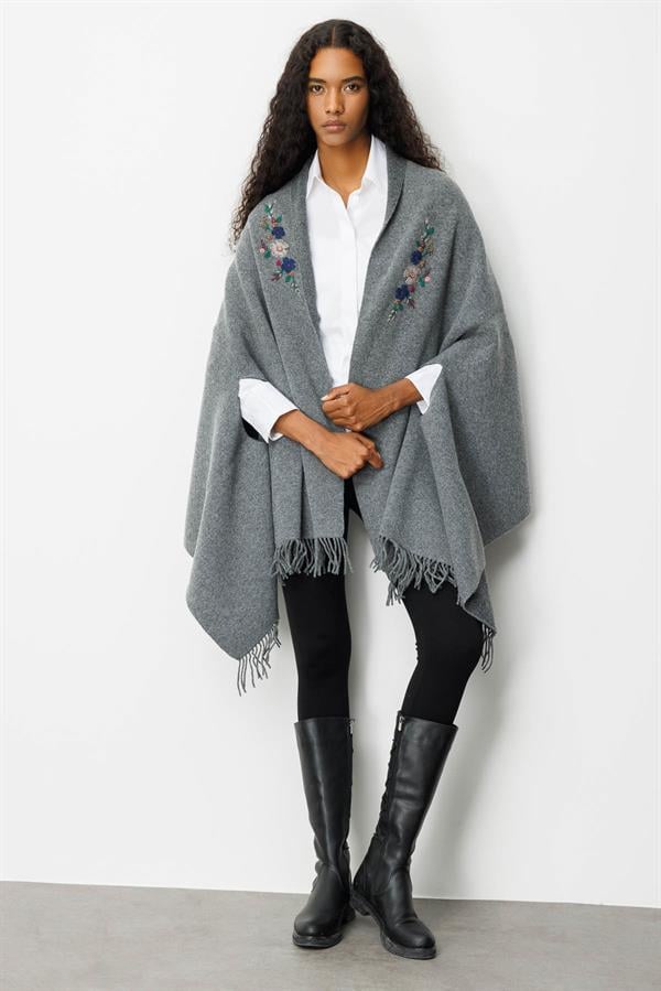 Kadın Yakası İşlemeli Koldan Geçmeli Büyük Yün Şal Füme