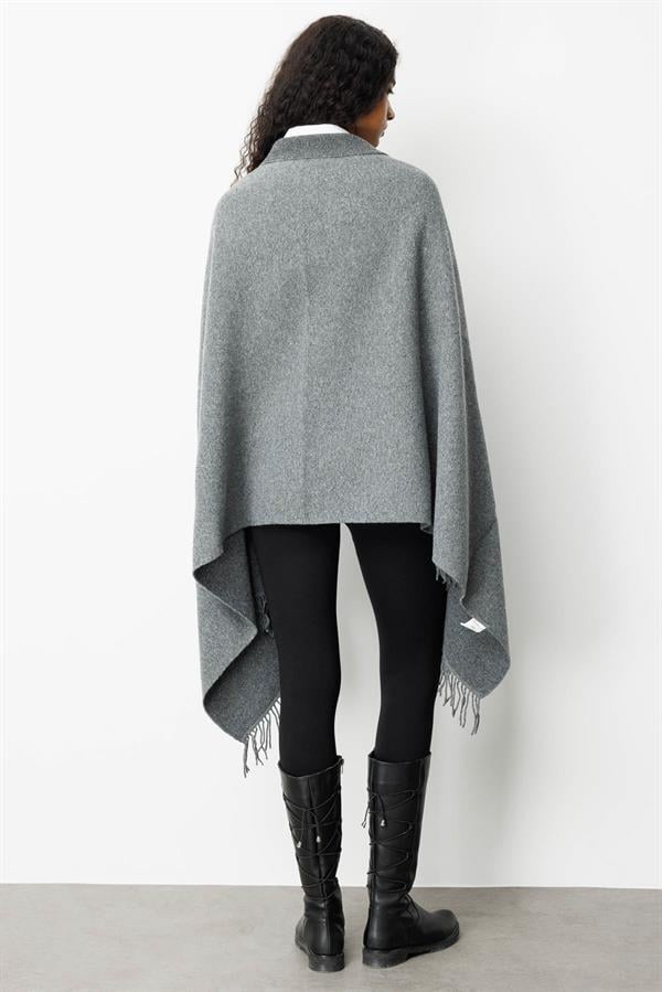 Kadın Yakası İşlemeli Koldan Geçmeli Büyük Yün Şal Füme