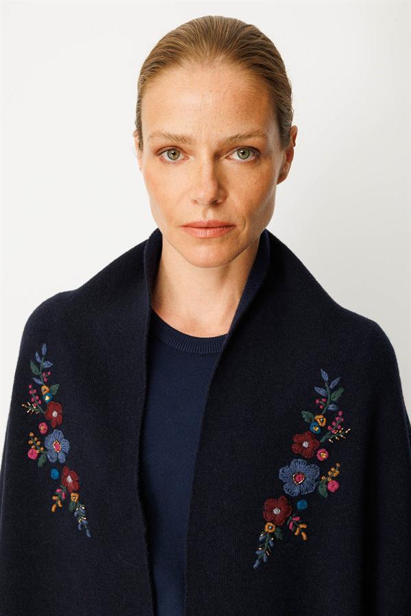 Kadın Yakası İşlemeli Koldan Geçmeli Büyük Yün Şal K.Lacivert