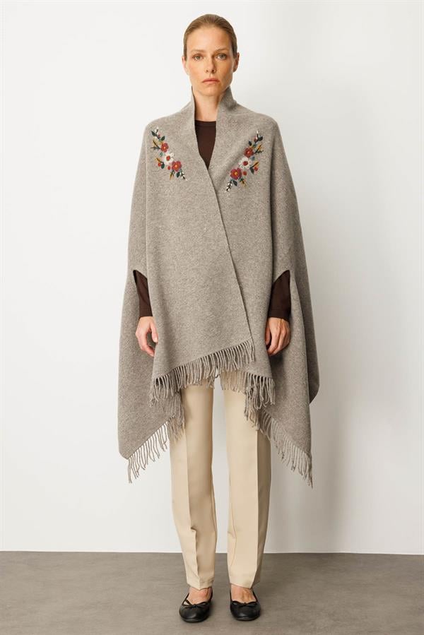Kadın Yakası İşlemeli Koldan Geçmeli Büyük Yün Şal Vizon