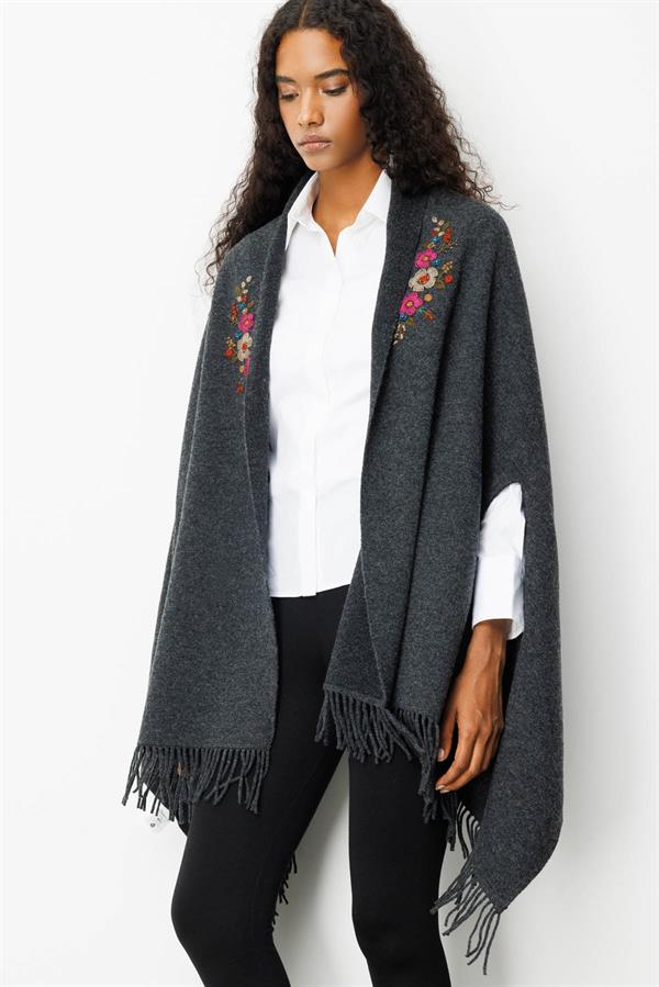 Kadın Yakası İşlemeli Koldan Geçmeli Büyük Yün Şal K.Füme