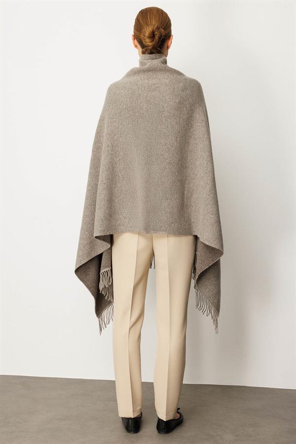Kadın Yakası İşlemeli Koldan Geçmeli Büyük Yün Şal Vizon