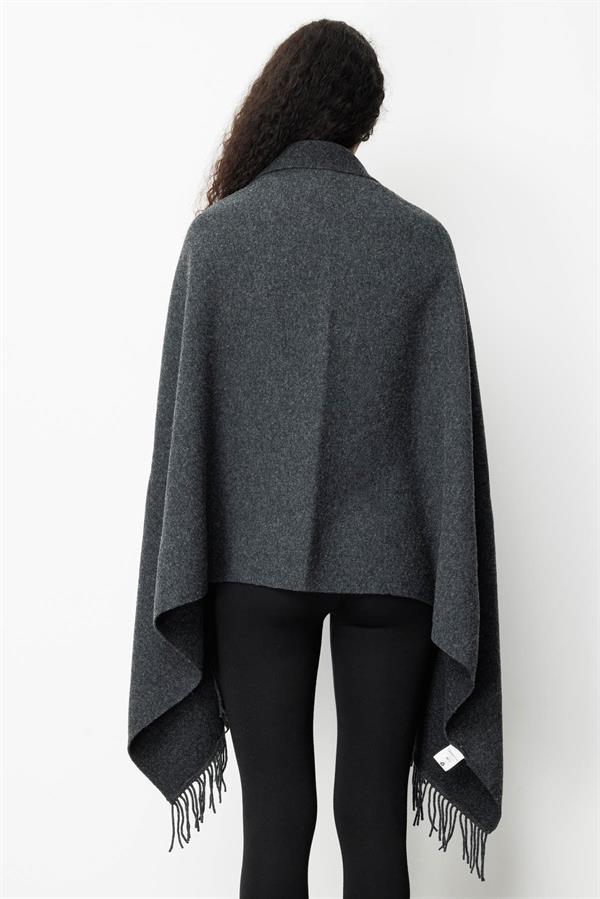 Kadın Yakası İşlemeli Koldan Geçmeli Büyük Yün Şal K.Füme