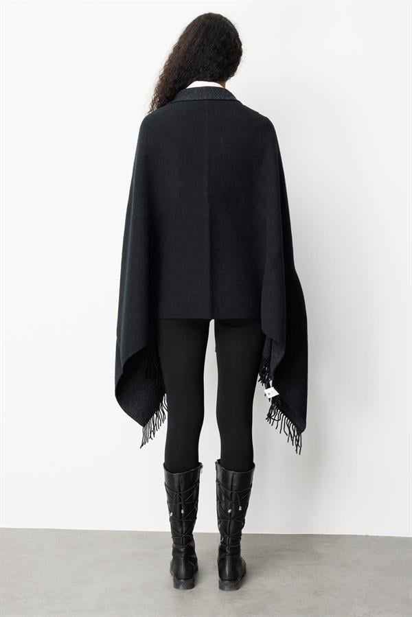 Kadın Yakası İşlemeli Koldan Geçmeli Büyük Yün Şal Siyah