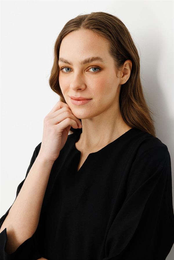 Kadın Yakası Kolu ve Eteği Yırtmaçlı Bluz Siyah