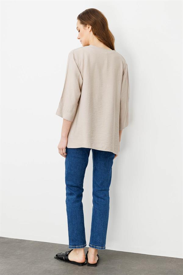 Kadın Yakası Kolu ve Eteği Yırtmaçlı Bluz Bej