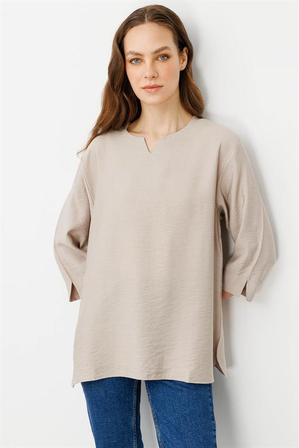 Kadın Yakası Kolu ve Eteği Yırtmaçlı Bluz Bej