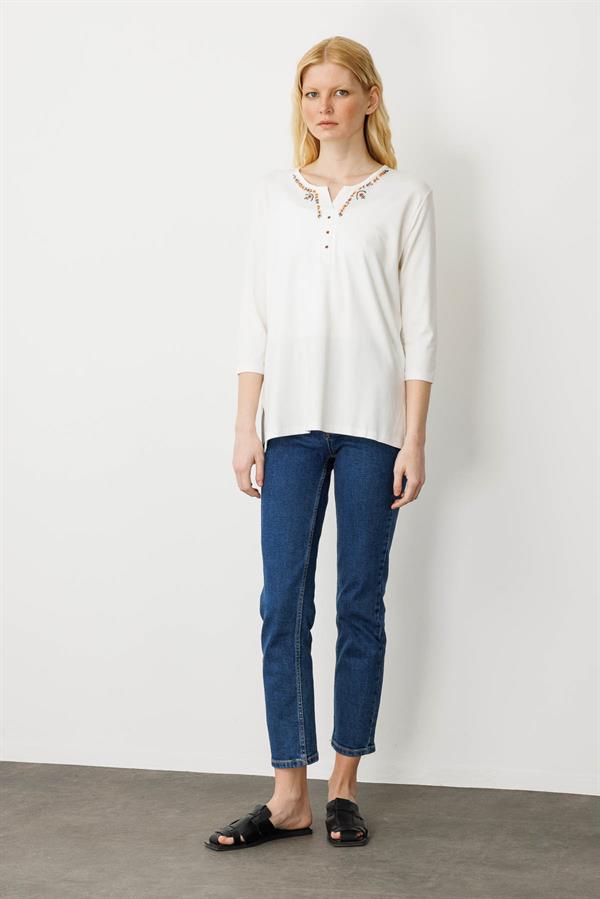 Kadın Yakası Papatya İşlemeli Penye Bluz Ekru