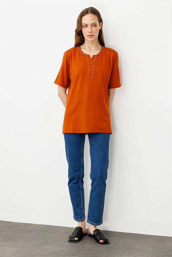 Kadın Yakası Patlı Boncuk İşlemeli Penye T-shirt Taba