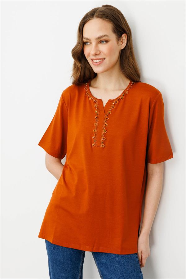 Kadın Yakası Patlı Boncuk İşlemeli Penye T-shirt Taba