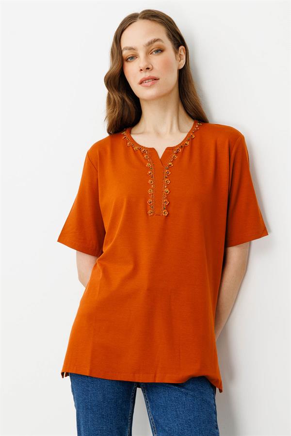 Kadın Yakası Patlı Boncuk İşlemeli Penye T-shirt Taba