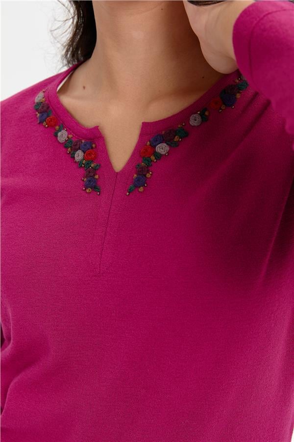 Kadın Yakası Renkli Çiçek İşlemeli Kazak Sıklamen
