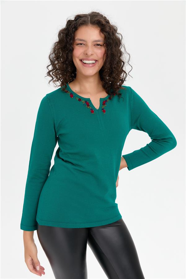 Kadın Yakası Renkli Çiçek İşlemeli Kazak A.Ö.Başı