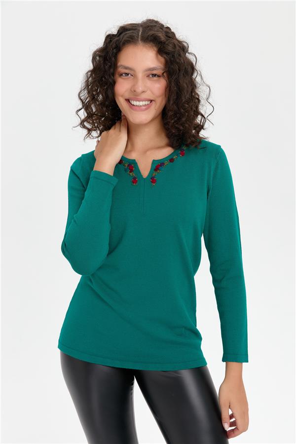 Kadın Yakası Renkli Çiçek İşlemeli Kazak A.Ö.Başı