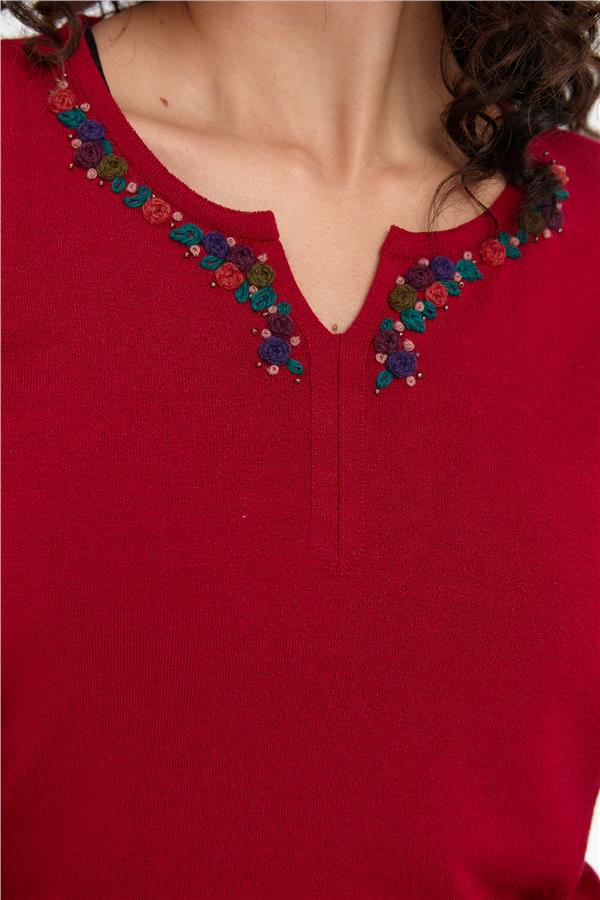 Kadın Yakası Renkli Çiçek İşlemeli Kazak K.Kırmızı