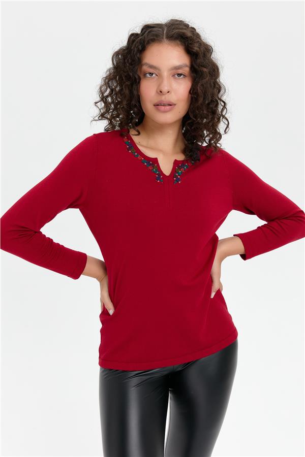 Kadın Yakası Renkli Çiçek İşlemeli Kazak K.Kırmızı