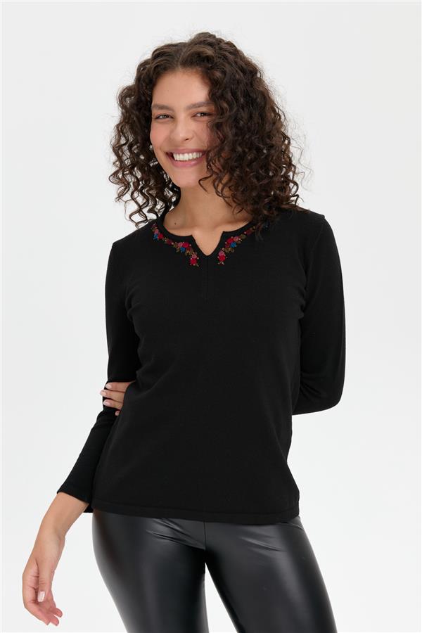 Kadın Yakası Renkli Çiçek İşlemeli Kazak Siyah