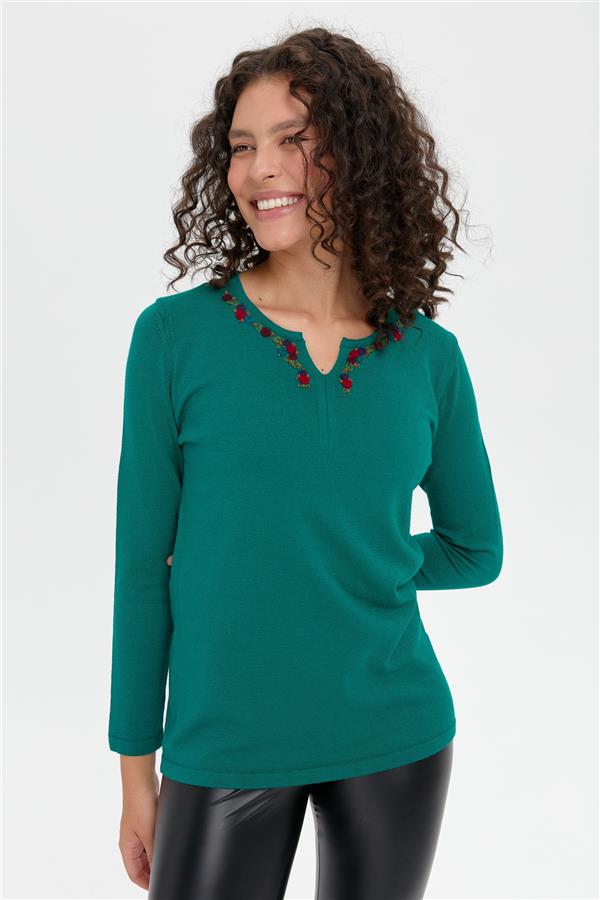 Kadın Yakası Renkli Çiçek İşlemeli Kazak A.Ö.Başı