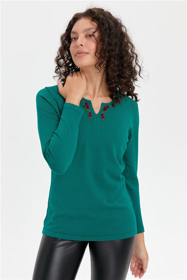 Kadın Yakası Renkli Çiçek İşlemeli Kazak A.Ö.Başı