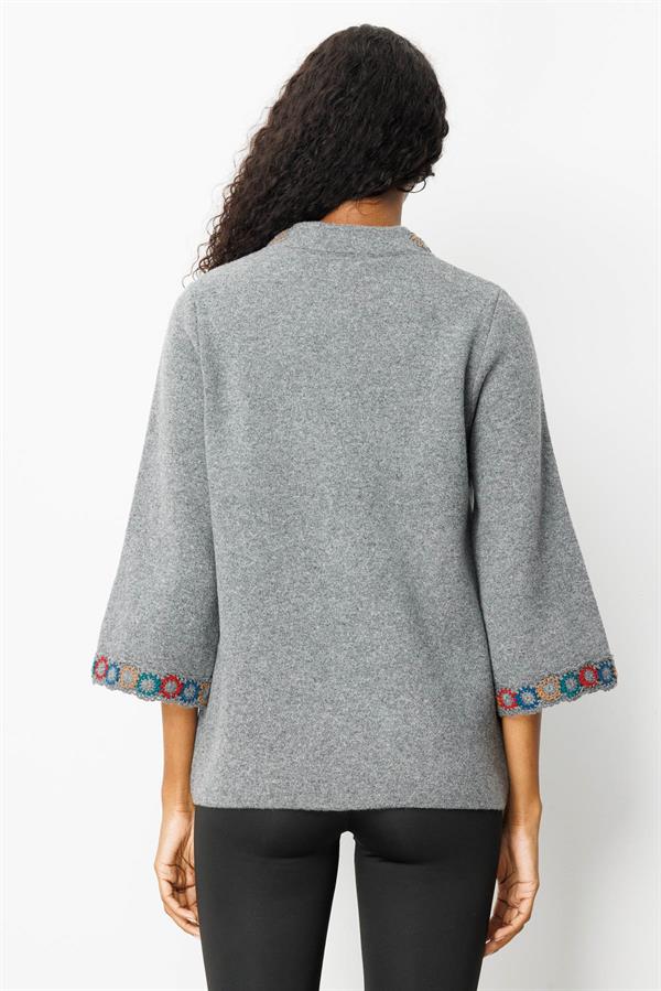 Kadın Yakası ve Kol Ağzı Tığlamalı Kısa Yün Ceket Füme