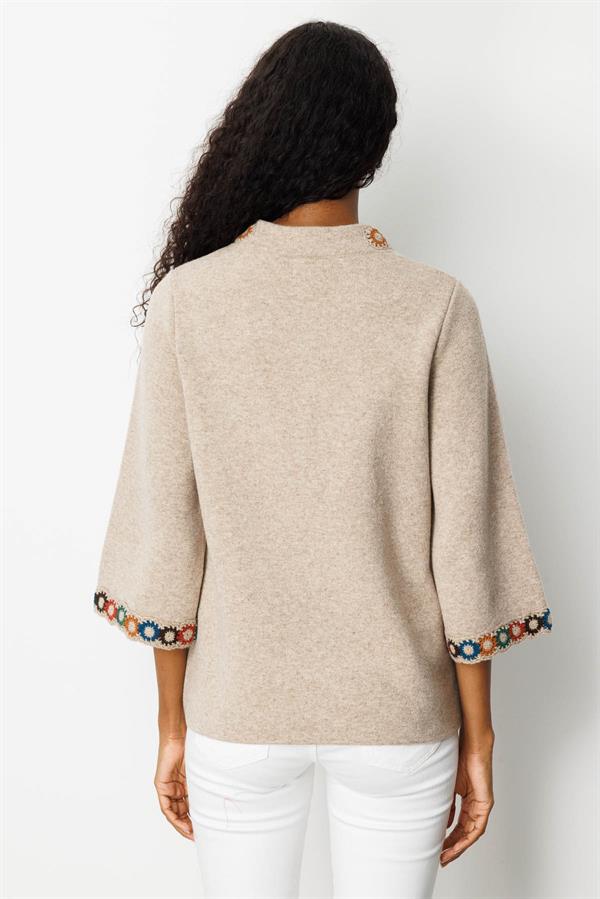 Kadın Yakası ve Kol Ağzı Tığlamalı Kısa Yün Ceket K.Bej