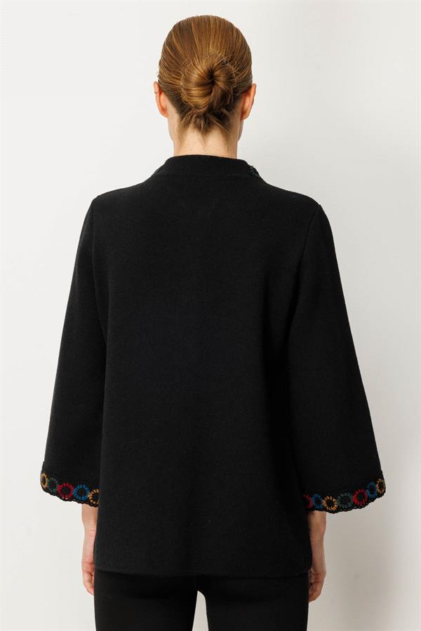 Kadın Yakası ve Kol Ağzı Tığlamalı Kısa Yün Ceket Siyah