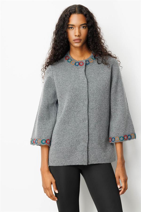 Kadın Yakası ve Kol Ağzı Tığlamalı Kısa Yün Ceket Füme