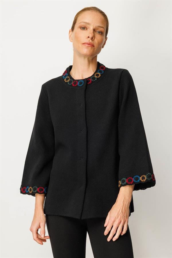 Kadın Yakası ve Kol Ağzı Tığlamalı Kısa Yün Ceket Siyah