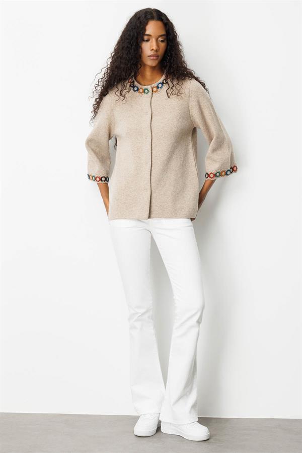 Kadın Yakası ve Kol Ağzı Tığlamalı Kısa Yün Ceket K.Bej