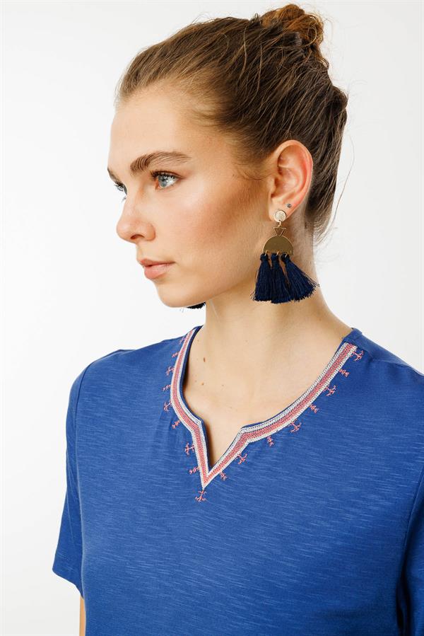 Kadın Yakası Yırtmaçlı ve İşlemeli T-shirt İndigo