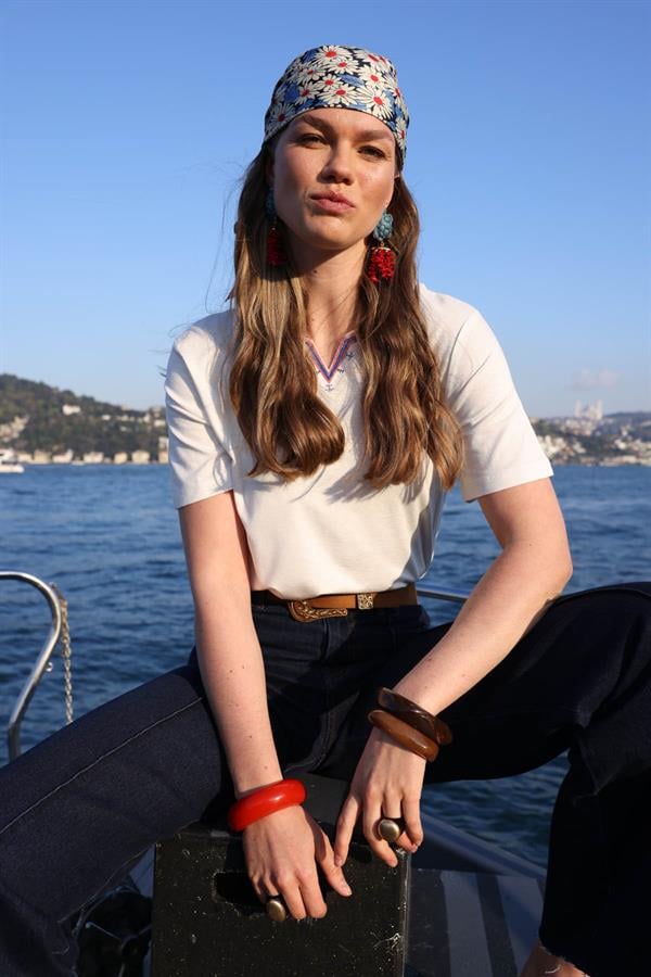 Kadın Yakası Yırtmaçlı ve İşlemeli T-shirt Ekru