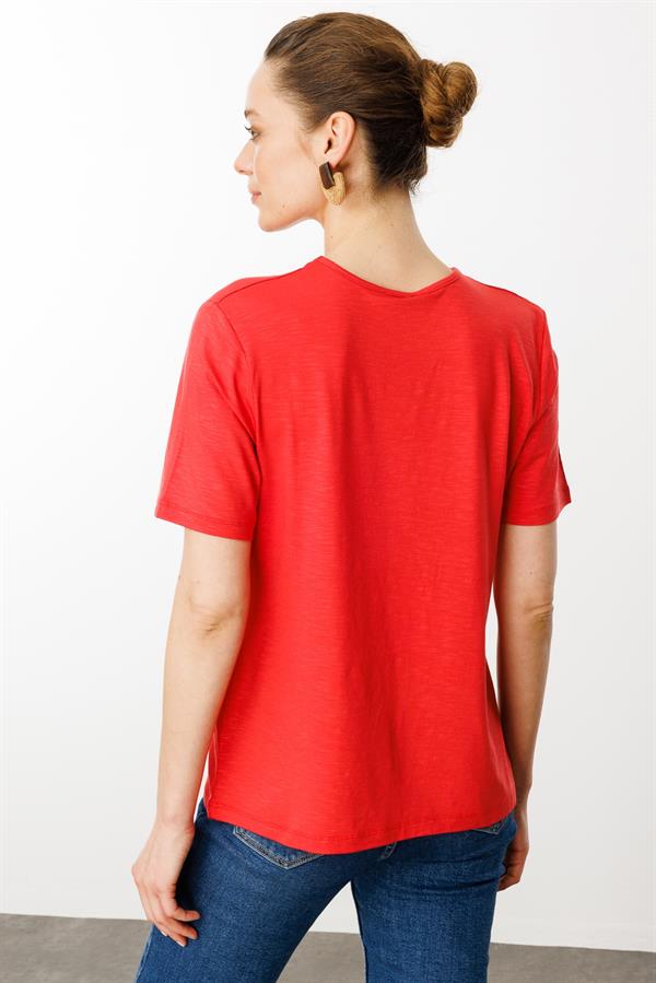 Kadın Yakası Yırtmaçlı ve İşlemeli T-shirt Mercan
