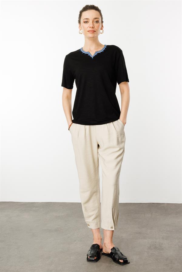 Kadın Yakası Yırtmaçlı ve İşlemeli T-shirt Siyah