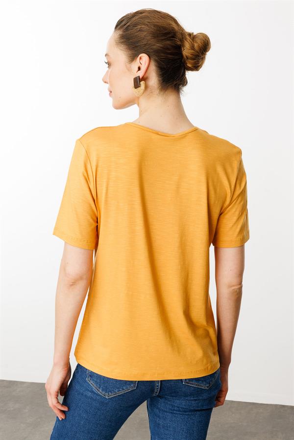 Kadın Yakası Yırtmaçlı ve İşlemeli T-shirt Hardal