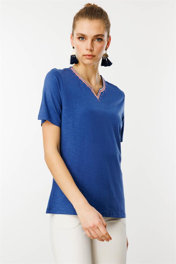 Kadın Yakası Yırtmaçlı ve İşlemeli T-shirt İndigo